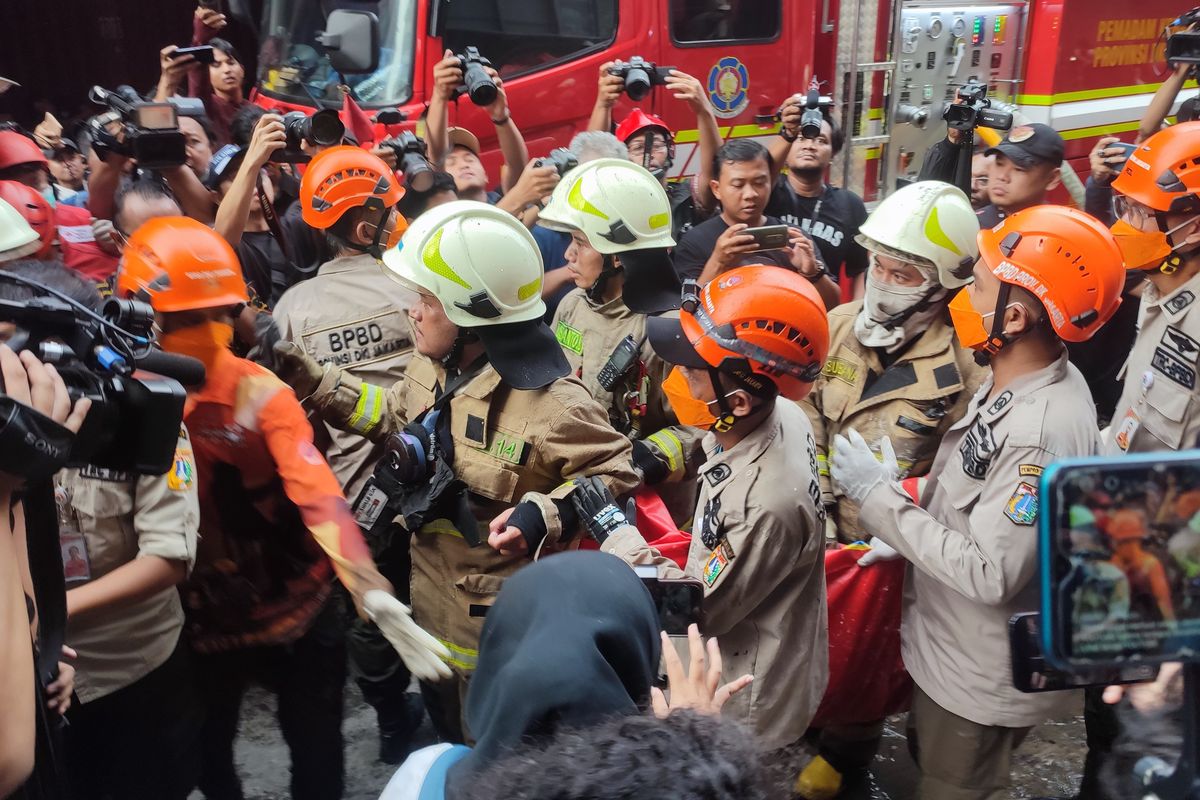 Jenazah Korban Kebakaran Glodok Plaza Ditemukan Tertimbun Reruntuhan Bangunan