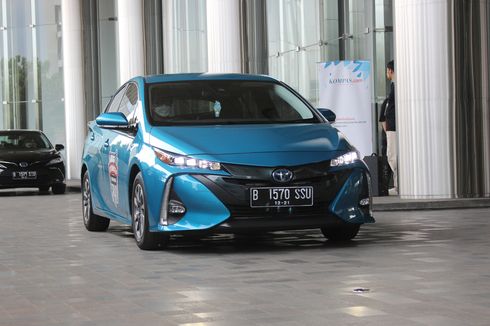 Suasana Kabin Toyota Prius PHEV Selama Perjalanan Jakarta-Yogyakarta