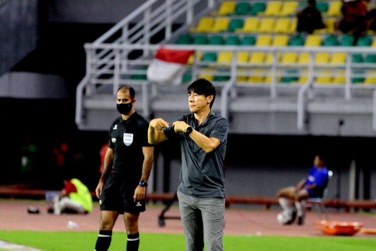 Pelatih Timnas Indonesia Shin Tae-yong memberi instruksi saat pertandingan Kualifikasi Piala Asia U20 2023 yang berakhir dengan skor 4-0 di Stadion Gelora Bung Tomo, Surabaya, Rabu (14/9/2022) malam.