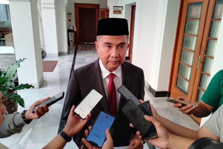 Pj Gubernur Jabar, Bey Machmudin saat wawancara dengan awak media di Gedung Sate, Kota Bandung, Jawa Barat, Selasa (19/12/2023).