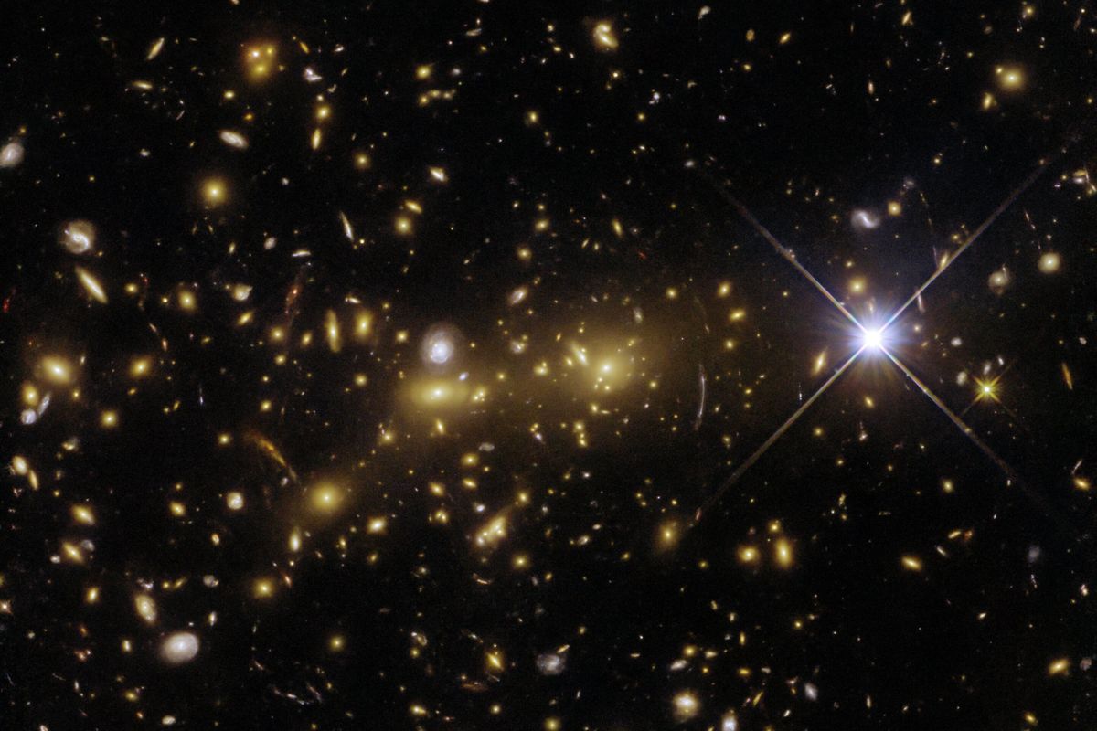 Galaksi monster yang ditangkap Teleskop Luar Angkasa Hubble.