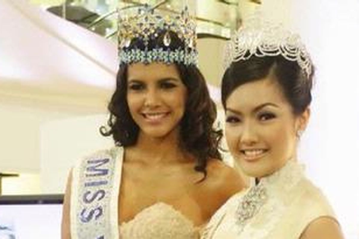 World 2011, Ivian Sarcos bersama Miss Indonesia 2011, Astrid Ellena