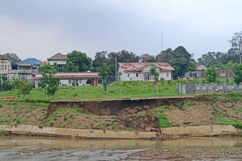 Turap Ruang Limpah Sungai Pondok Ranggon Longsor akibat Hujan Deras dan Banjir Kiriman