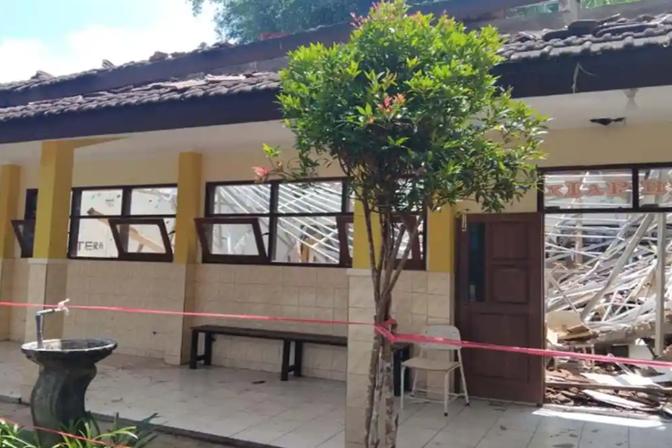 Atap 3 Kelas di SMKN 1 Ampelgading Kabupaten Malang Ambruk