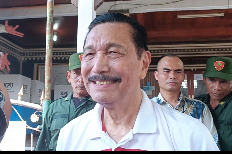 Menteri Koordinasi Bidang Kemaritiman dan Investasi Luhut (Menko Marves) Binsar Pandjaitan  saat diwawancarai usai mengunakan hak suaranya pada pemilihan umum (Pemilu) 2024) di tempat pemungutan suara (TPS) 014 Banjar Pengayehan, Desa Cemangi, Kabupaten Badung, Bali, Rabu (14/2/2024).  Kompas.com/ Yohanes Valdi Seriang Ginta