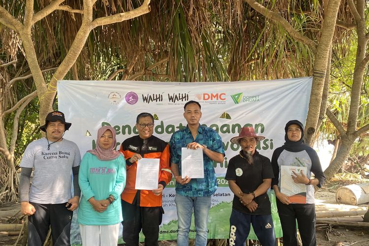 Wahana Lingkungan Hidup Indonesia (WALHI) Nasional bekerja sama dengan Disaster Management Center (DMC) Dompet Dhuafa, melakukan penandatanganan perjanjian kerja sama (Memorandum of understanding/MoU) advokasi lingkungan hidup di Pantai Rengge, Pulau Pari, Kabupaten Kepulauan Seribu, Senin (8/7/2024).