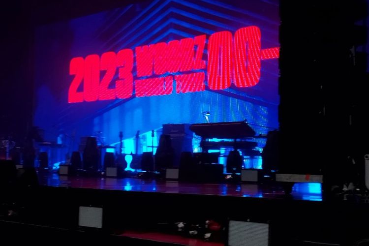 Tampilan layar di lokasi konser solois asal Korea Selatan WOODZ di The Kasablanka, Jakarta Selatan, Sabtu (3/6/2023). 