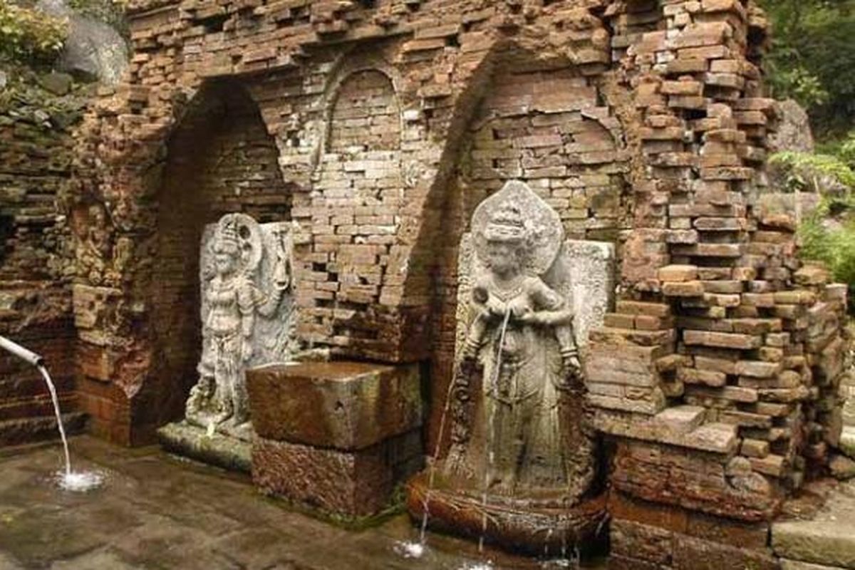 Candi Belahan, salah satu situs di Gunung Penanggungan.