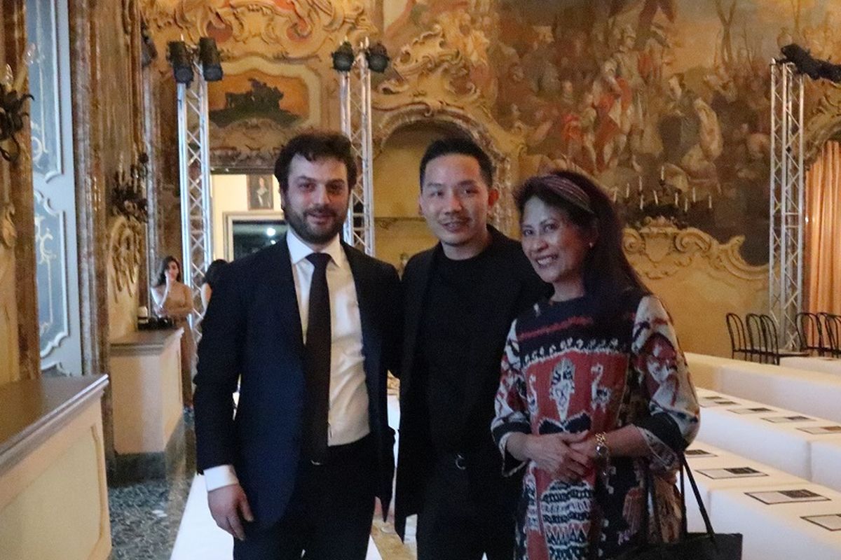 Perancang busana Hian Tjen (tengah) membawa nama Indonesia dalam ajang Milan Fashion Week Fall Winter 2020/2021 ? Emerging Talents Milan, di Palazzo Visconti, Milan, Italia.