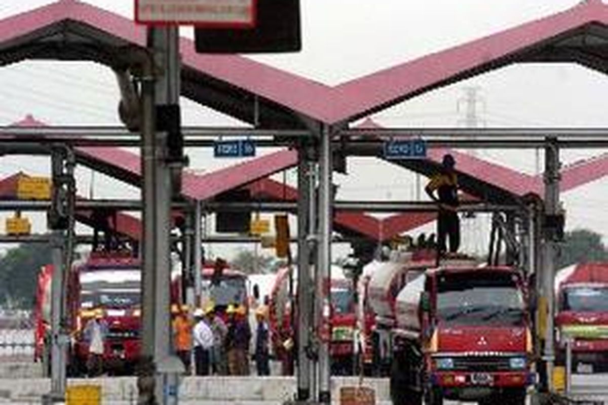 Suasana pengisian truk tangki di Pertamina Depot Plumpang. Jakarta Utara. Pusat pengisian BBM di Jakarta Utara ini merupakan sarana vital bagi pasokan BBM wilayah Jakarta, Bogor, Tangerang, Bekasi, dan Karawang.