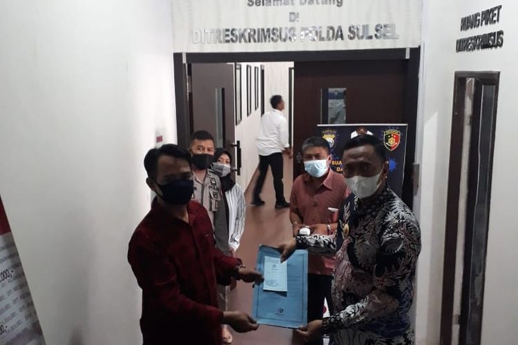 Wakil Bupati Wajo (kanan) saat menyerahkan berkas pelaporan di ruangan Ditreskrimsus Polda Sulsel, Rabu (13/1/2021).