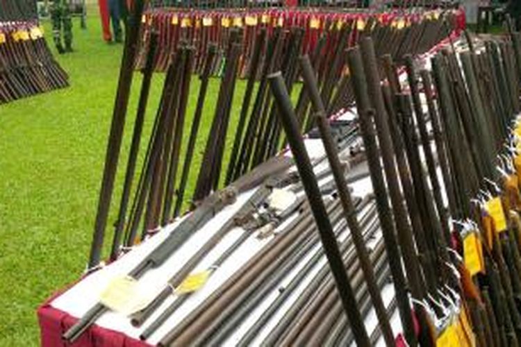 Ratusan pucuk senjata api rakitan beserta amunisi yang dimusnahkan dalam rangkaian kegiatan peringatan HUT TNI ke 70 di halaman Markas Pomdam XII/Tanjungpura, Pontianak, Kalbar (5/10/2015)