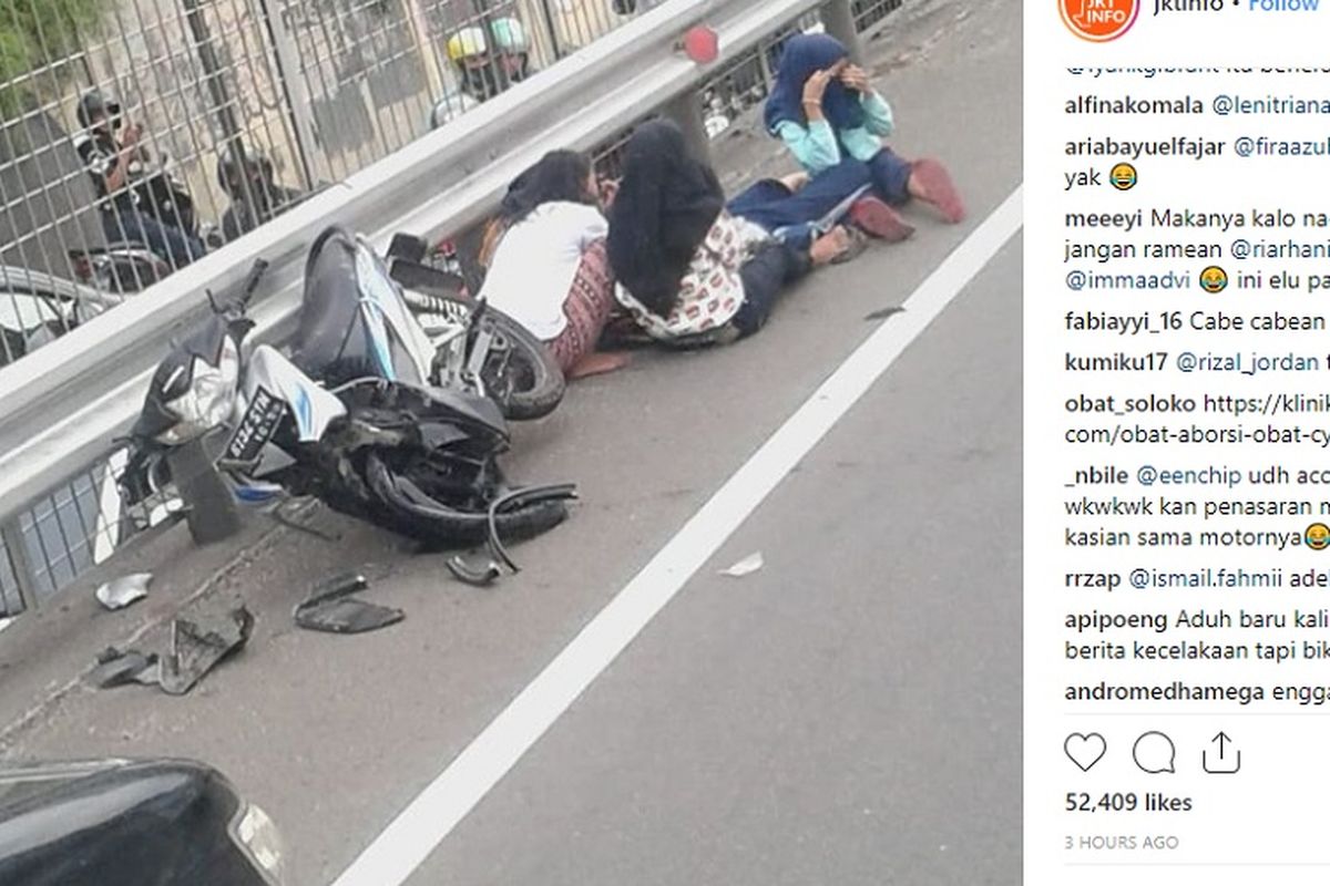 Lima remaja perempuan terlibat kecelakaan di Jalan Tol Tomang, Jakarta Barat, Minggu (11/11/2018).  Mereka masuk jalan tol dengan mengendarai dua sepeda motor dan terlibat kecelakaan dengan sebuah mobil saat sepeda motor mereka melaju berlawananan arah.