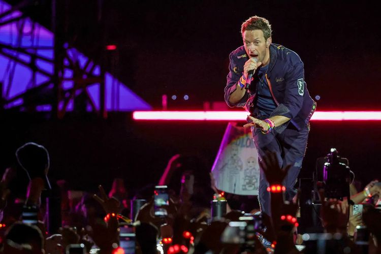 Chris Martin Ungkap Perselingkuhan di Konsernya, Videonya Viral