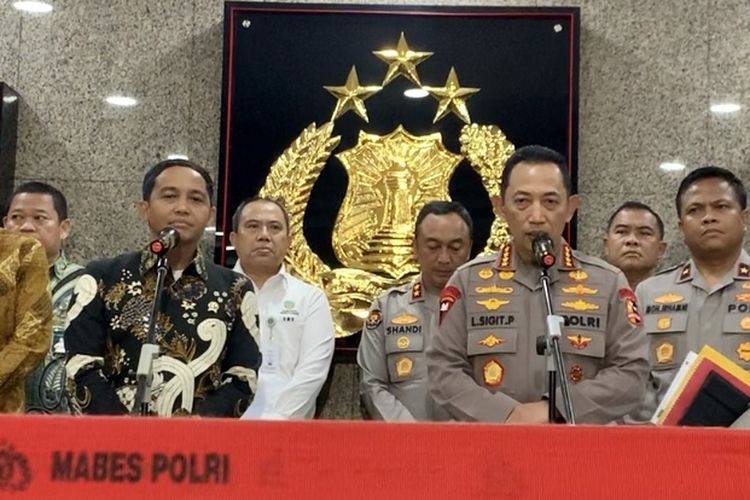 Menteri Kehutanan (Menhut) Raja Juli Antoni dan Kapolri Jenderal Listyo Sigit Prabowo di Gedung Mabes Polri, Jakarta Selatan, Kamis (4/12/2025). 