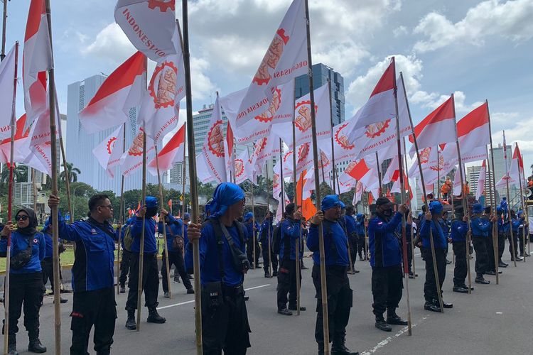 Massa buruh dari Partai Buruh dan KSPSI Andi Gani tiba di kawasan Patung Kuda, Jakarta Pusat, untuk menggelar aksi unjuk rasa menolak KUHP hingga Omnibus Law pada Kamis (15/12/2022).