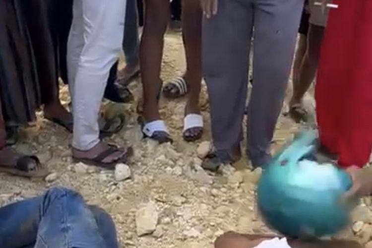 Emosi Warga Memuncak, Pukuli Kepala Pencuri Motor dengan Helm di Pamekasan