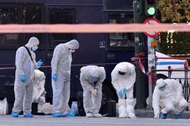 Sejumlah anggota tim forensik melakukan penyelidikan di lokasi pelemparan bom di Kedutaan Besar Perancis di Athena, Yunani, Kamis (10/11/2016). 