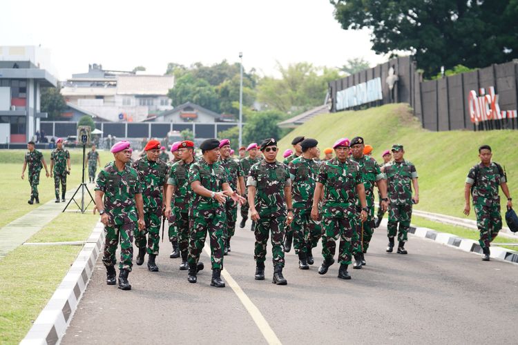 Panglima TNI Jenderal Agus Subiyanto mengunjungi Markas Komando Detasemen Jalamangkara (Denjaka) TNI Angkatan Laut di Komplek Arthur Solangs, Cilandak, Jakarta Selatan, Rabu (6/12/2023).