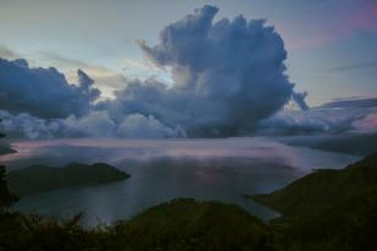 Pemandangan Danau Toba di Kecamatan Merek, Kabupaten Karo, Sumatera Utara, Minggu (19/4/2015). Danau Toba merupakan danau terbesar di Indonesia yang tercipta dari hasil letusan gunung berapi raksasa (supervolcano) pada 75.000 tahun silam.