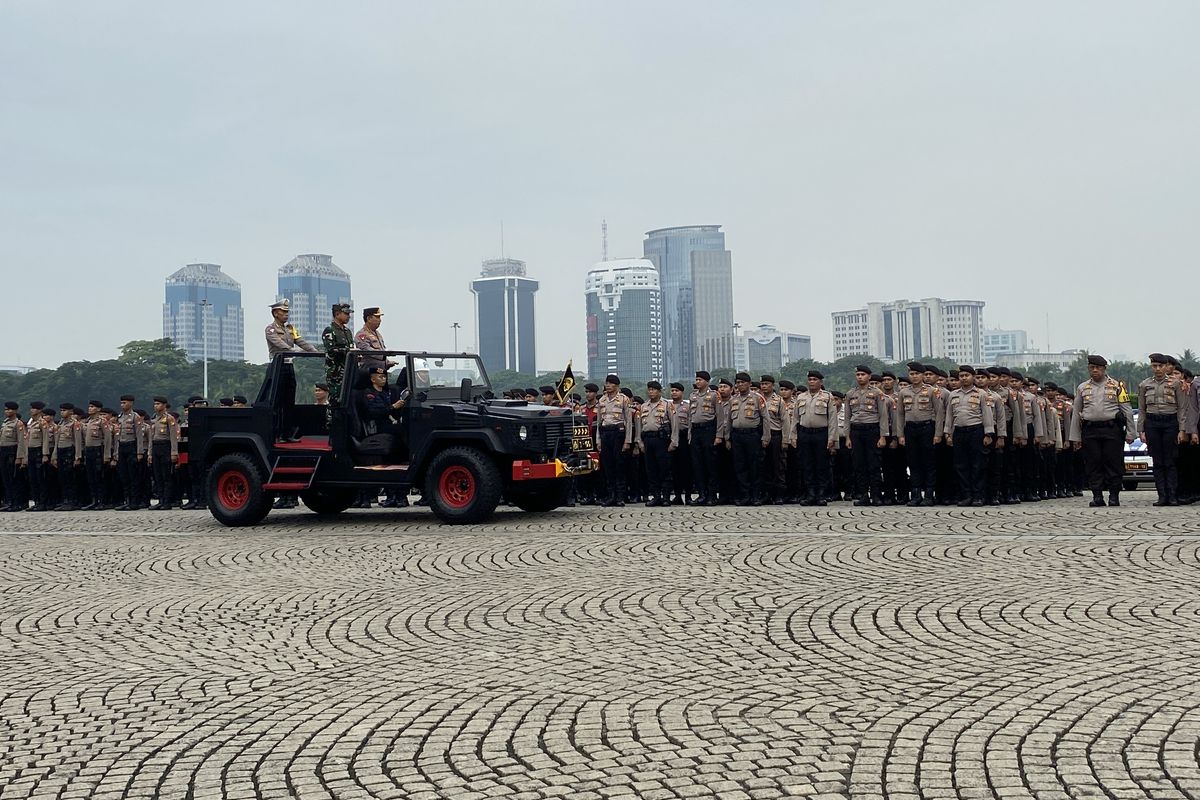 Kapolri dan panglima TNI meninjau jalannya apel bersama operasi ketupat 2024