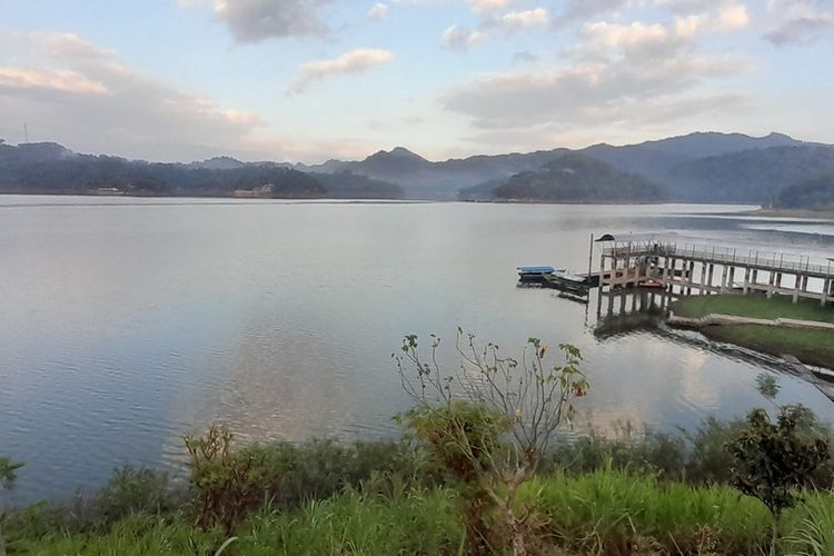 Suasana Waduk Sermo, Kabupaten Kulon Progo, Daerah Istimewa Yogyakarta, dengan latar perbukitan hijau yang mengelilingi kawasan waduk. Banyak cars menikmati waduk, dengan berkemah, menginap di homestay, olahraga, atau hanya lewat sebentar di sana. Salah satu yang paling diminati adalah menikmati panorama danau sambil kapal.