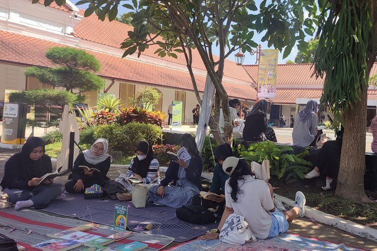 Kegiatan baca bareng dalam rangkaian Pesta Literasi di Museum BPK RI Magelang, Minggu (14/9/2025).