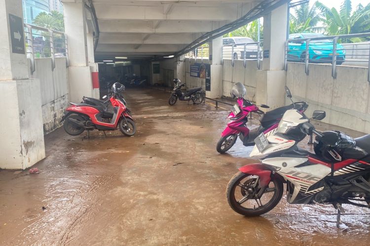 Kondisi parkiran apartemen di Kemang pasca terendam banjir Kamis malam, masih tersisa sepeda motor yang belum diambil pada Jumat (31/10/2025) pagi.
