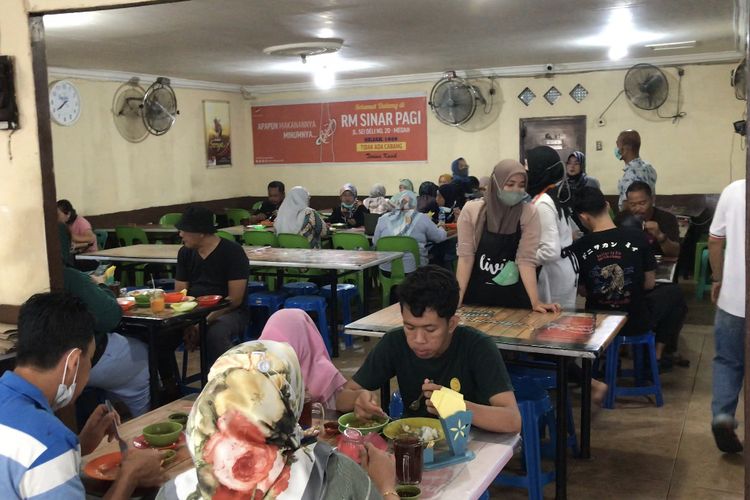 Suasana Rumah Makan (RM) Sinar Pagi Jalan Sei Deli, Silalas, Medan Barat, Kota Medan, Sumatera Utara pada Kamis (30/12/2021) pagi. Pengunjung datang untuk menyantap hidangan andalan RM Sinar Pagi yakni soto medan.