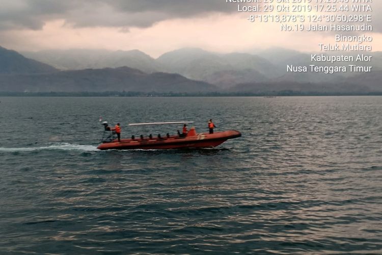 Foto : Proses Pencarian terhadap korban yang lompat dari kapal Pelni KM. Sirimau di perairan Alor, Kabupaten Alor, NTT, Selasa (29/10/2019).