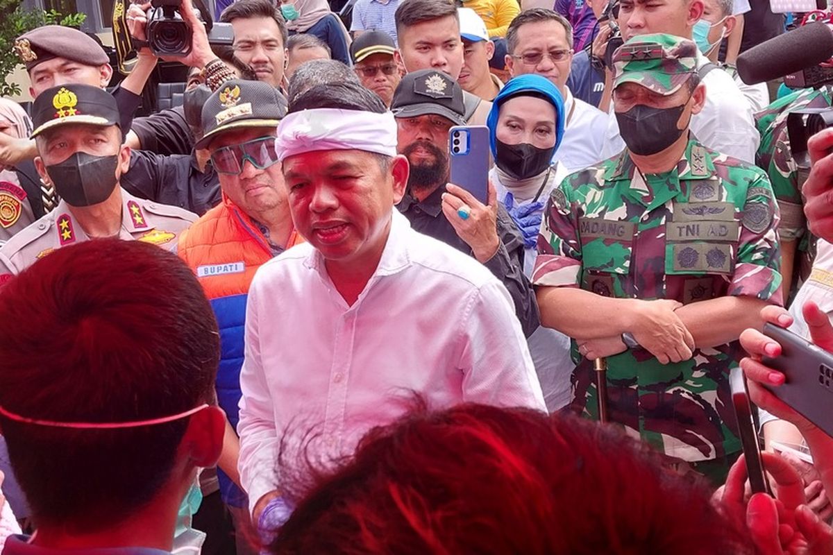 Gubernur Jawa Barat, Dedi Mulyadi, saat berbincang dengan keluarga korban ledakan amunisi Garut di RSUD Pameumpeuk, Garut, Jawa Barat, Selasa (13/5/2025).