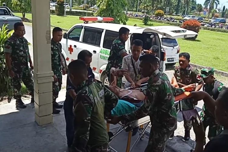 Prada Laode Majid, prajurit TNI 751 RK/VJS yang mengalami luka tembak saat diserang KKB di Mapenduma, Kamis kemarin saat tiba di RSUD Mimika,setalah berhasil dievakuasi, Jumat (1/2/2019) 