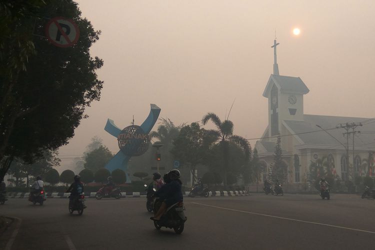 Salah satu sudut Kota Pontianak yang terpapar kabut asap akibat kebakaran lahan gambut (20/8/2018).