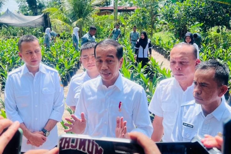 Presiden Joko Widodo saat memberikan keterangan di SMK PPN 1 Kualuh Selatan, Kabupaten Labuhanbatu Utara, Provinsi Sumatra Utara, Rabu (17/5/2023).
