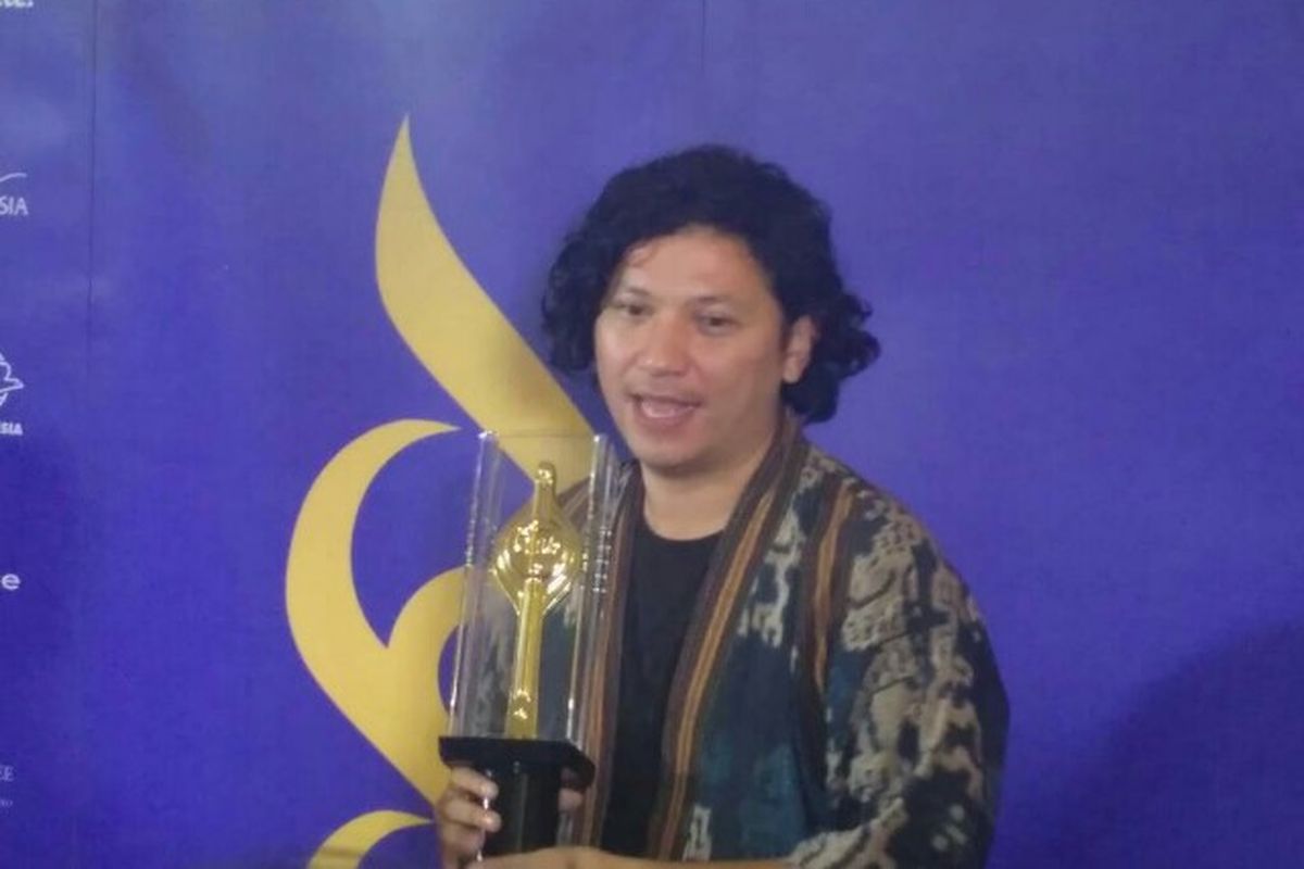 Gading Marten usai meraih penghargaan Pemeran Utama Pria Terbaik dalam malam puncak Piala Citra 2018 di Taman Ismail Marzuki, Cikini Jakarta Pusat, Minggu (9/12/2018).