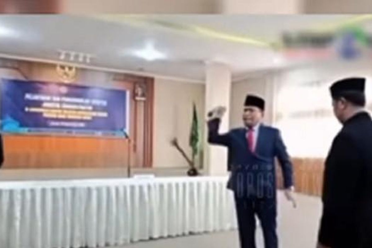 LEMPAR MIKROFON - Sebuah insiden mengejutkan terjadi saat acara pelantikan dan pengambilan sumpah jabatan administrator di lingkungan Kementerian Agama (Kemenag) Nusa Tenggara Barat (NTB). Tanpa sebab yang jelas tiba-tiba Kepala Kantor Wilayah (Kakanwil) Kementerian Agama Nusa Tenggara Barat (Kemenag NTB), Zamroni Aziz melempar mikrofon sekaligus stand atau tiangnya ke arah tamu yang hadir di acara tersebut. 