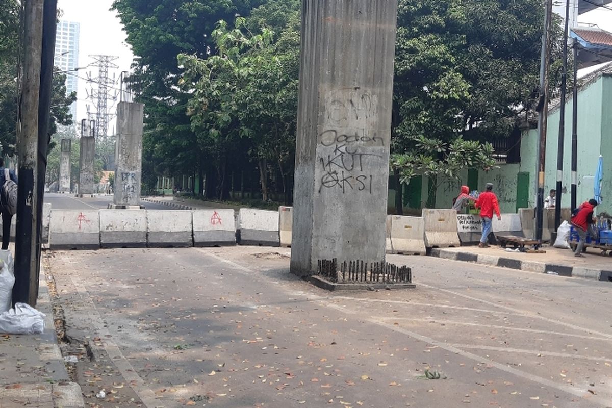 Jalan Gelora di belakang kompleks Gedung DPR/MPR RI, Jakarta, ditutup barrier beton pada Rabu (25/9/2019) siang.