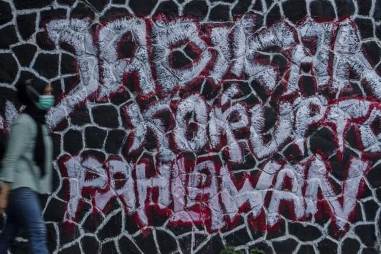 Ini penampakan mural bertuliskan 'Jadikan Koruptor Pahlawan Cara Firli Bahuri Berantas Korupsi' yang mejeng di Bandung, Jawa Barat. 