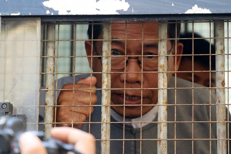Aye Maung, salah satu tokoh pemimpin etnis Rakhine dan mantan pemimpin Partai Nasional Arakan, saat dimasukkan dalam mobil tahanan usai pembacaan vonis di pengadilan di Sittwe, negara bagian Rakhine.