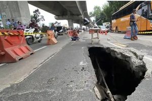 Jalan Sholeh Iskandar Bogor Ambles, Lubang Menganga Sedalam 3 Meter