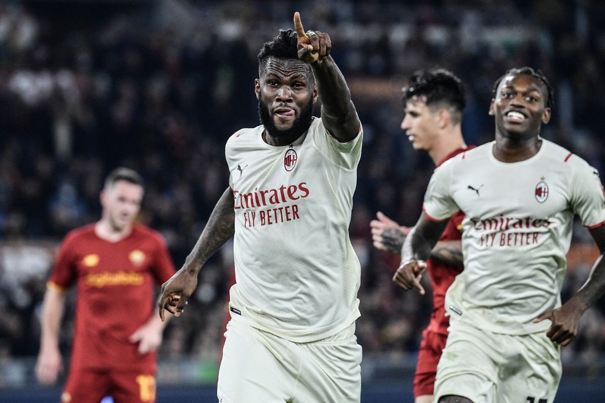 Gelandang AC Milan Franck Kessie merayakan gol penaltinya ke gawang AS Roma pada laga lanjutan pekan ke-11 Liga Italia 2021-2022 di Stadion Olimpico, Roma, Senin (1/11/2021) dini hari WIB.