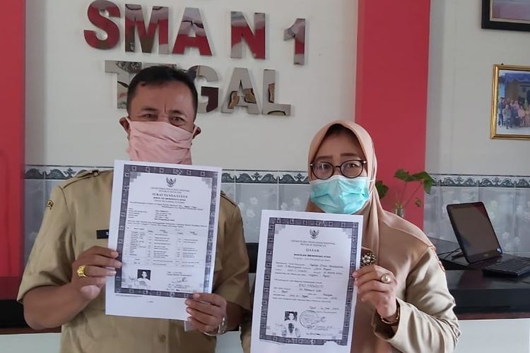 Guru SMA Negeri 1 Tegal menunjukan ijazah Mayor Laut (P) Eko Firmanto yang merupakan salah satu alumni angkatan 2004 yang dinyatakan gugur dalam tugas bersama KRI Nanggala 402, Senin (26/4/2021) (Istimewa)