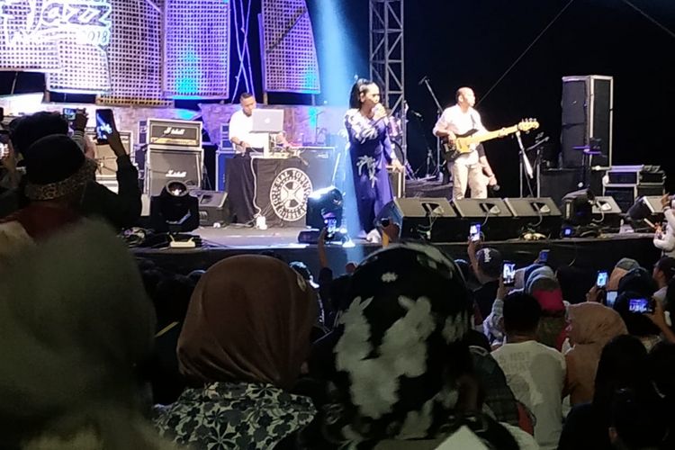 Penyanyi senior Vina Panduwinata tampil di perhelatan musik Senggigi Sunset Jazz 2018 yang digelar di Pantai Senggigi, Lombok Barat, Minggu (9/12/2018).