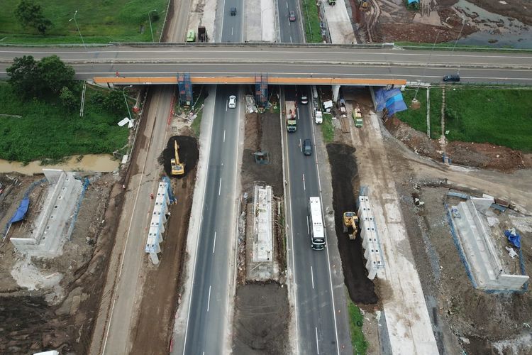 Pemasangan girder jembatan di KM 158 akses tol Bandara Internasional Jawa Barat (BIJB) Kertajati