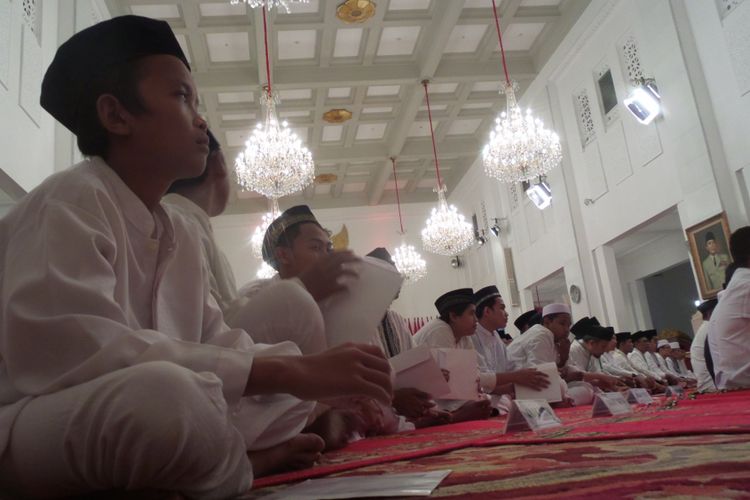 Suasana anak yatim dan penyandang disabilitas jelang buka puasa bersama Presiden Joko Widodo di Istana Negara, Jakarta, Senin (12/6/2017). 