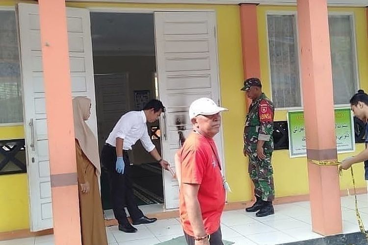 Polisi melakukan olah TKP di salah satu Sekolah di Barabai, HST, Kalsel, yang diteror teror menggunakan bom molotov, Senin (3/1/2020).