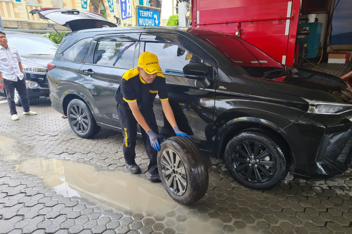 Pengecekan ban mobil di Posko Mudik Dunlop