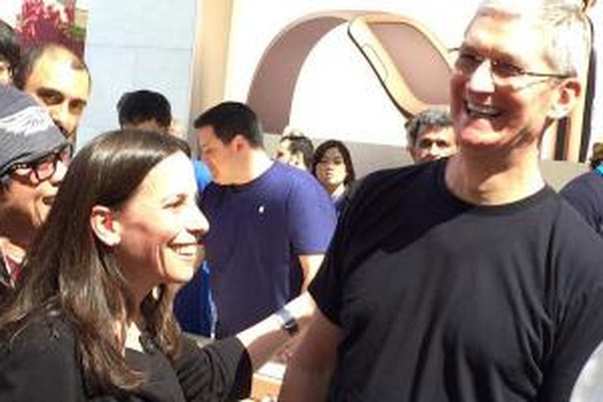 Tim Cook muncul di Apple Store di Palo Alto saat Watch dipamerkan untuk pertama kalinya ke publik