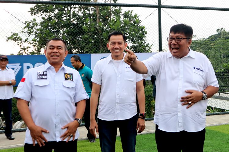 Presiden klub Persiba Balikpapan Gede Widiade (kanan).