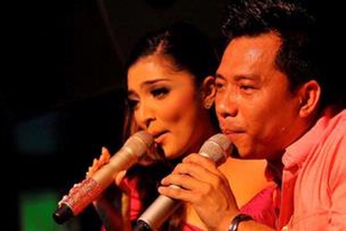 Duo penyanyi Anang Hermansyah dan Ashanty Siddik meluncurkan album perdana mereka berjudul Jodohku di Jakarta, Senin (14/3/2011). Jodohku berisi sembilan lagu termasuk satu komposisi dangdut berjudul Sumpah Mati. 